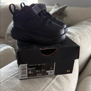 Jordan Max Aura 3 Kids Sneakers in Black